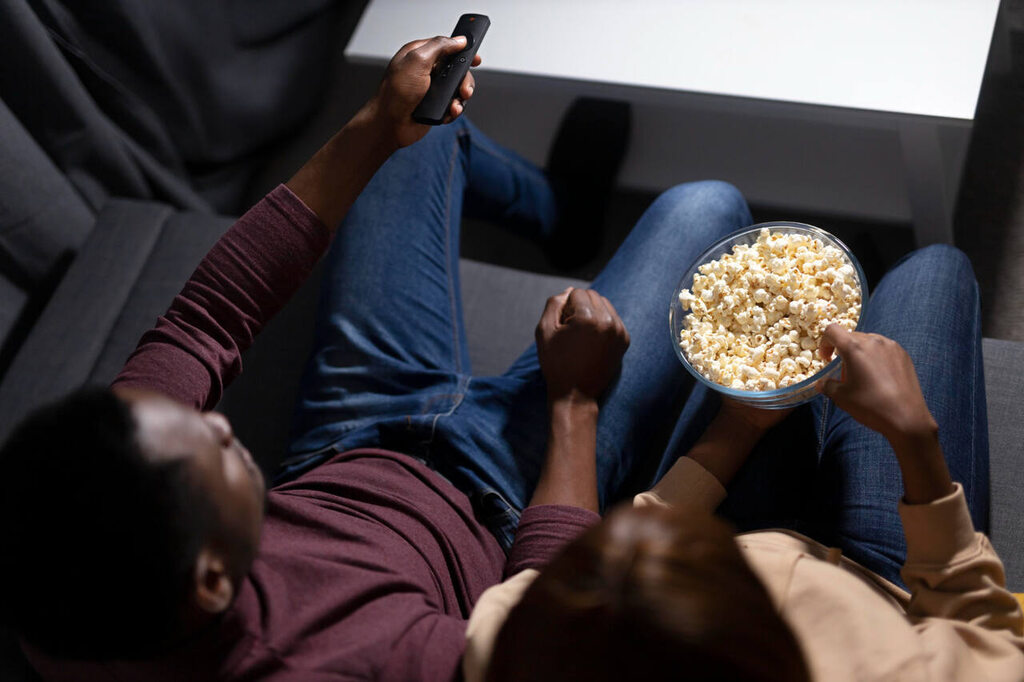 pessoas no sofá assistindo a programação do Telecine Cult