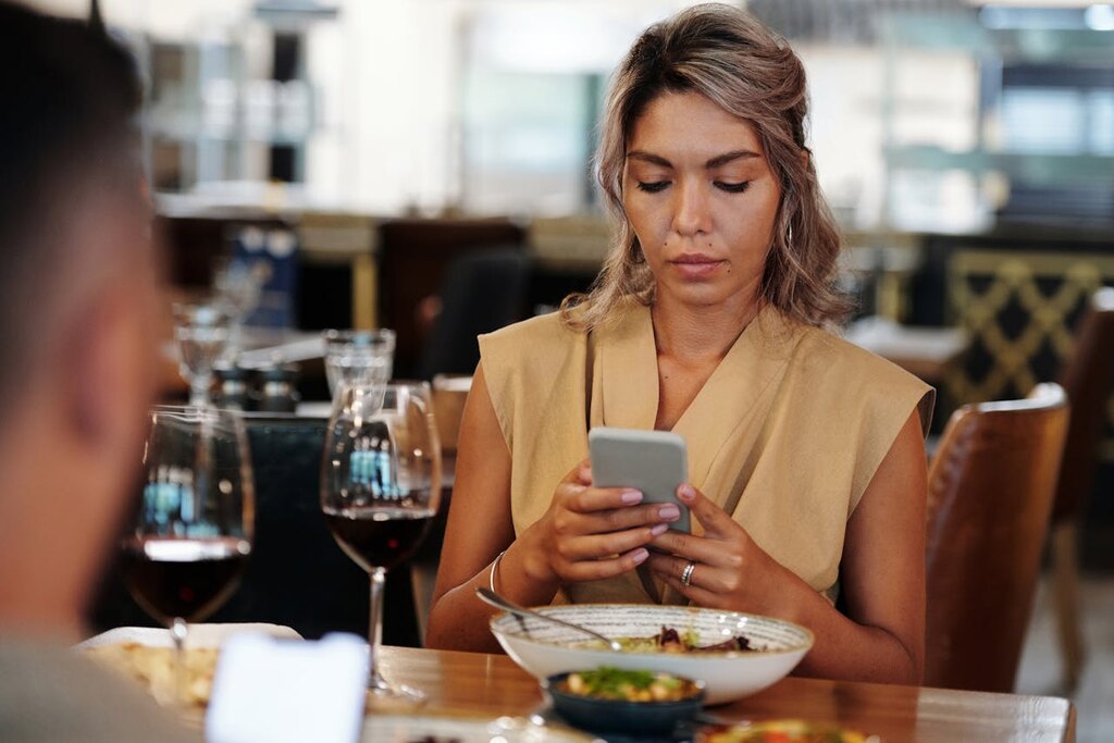 mulher usando internet no celular com hotspot