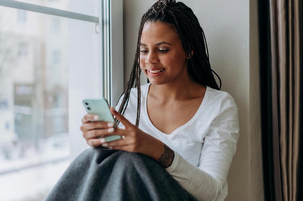 mulher fazendo backup na nuvem pelo celular