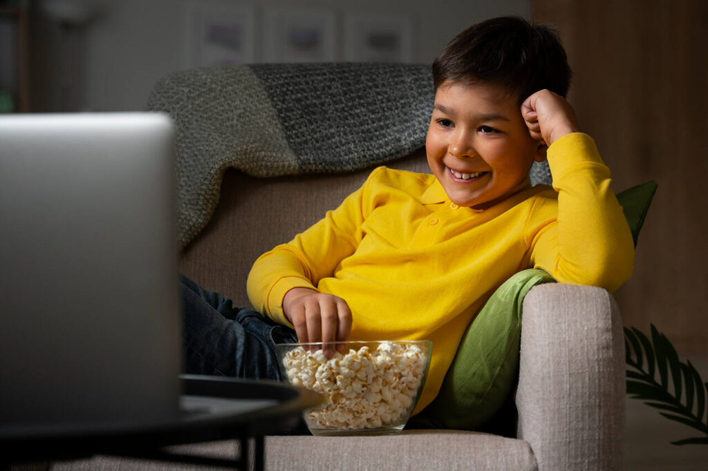 criança assistindo filmes com plano de internet com Globoplay