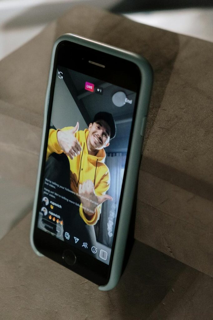 pessoa fazendo transmissão pelo celular após saber como fazer live no Instagram
