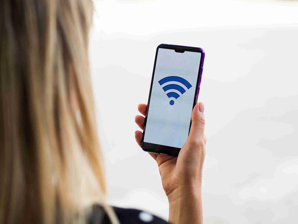 tela de celular com símbolo do Wi-fi, representando o que fazer quando o wifi não funciona no celular