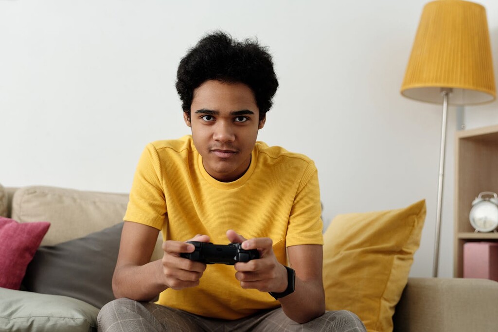 pessoa jogando videogame usando tecnologia FTTB