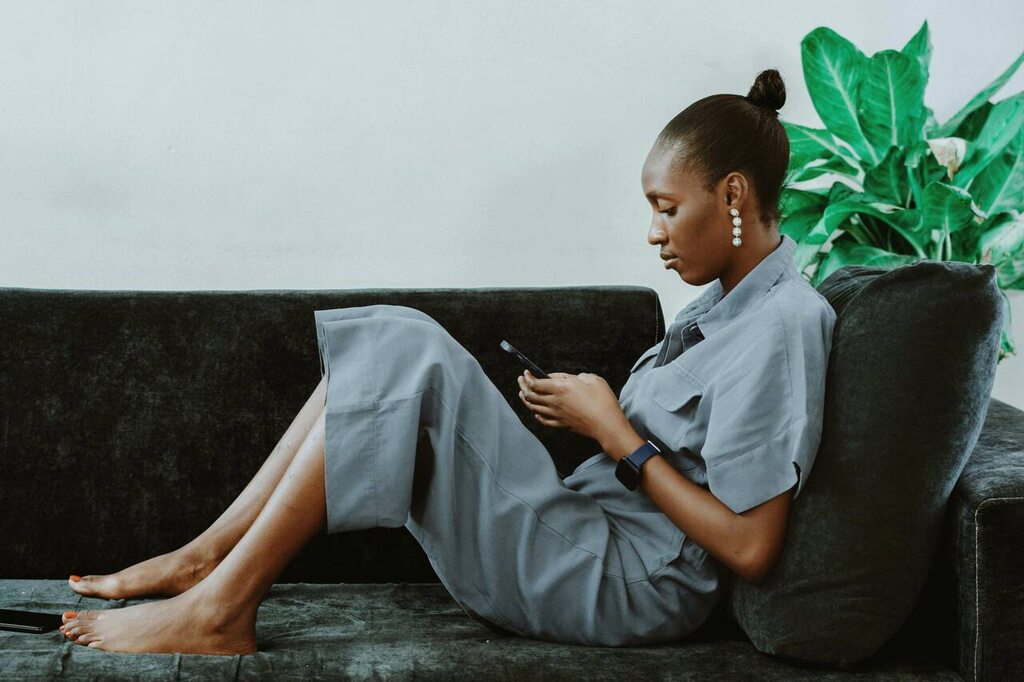 mulher pesquisando no celular sobre como fazer backup na nuvem