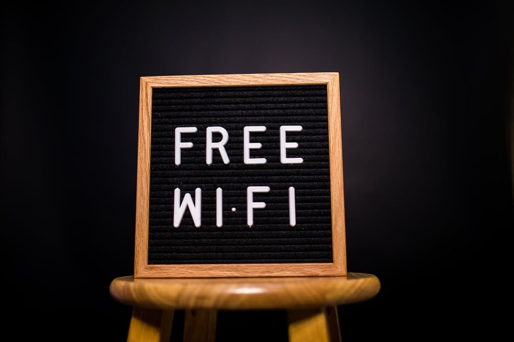 placa com a frase "free wifi" representando o uso de hotspot