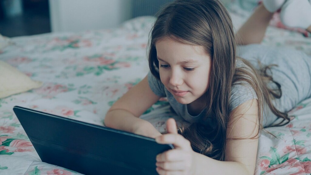 criança usando internet no tablet representando o ONU e ONT