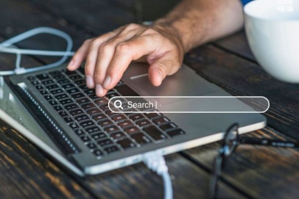 pessoa usando notebook para saber o que é URL