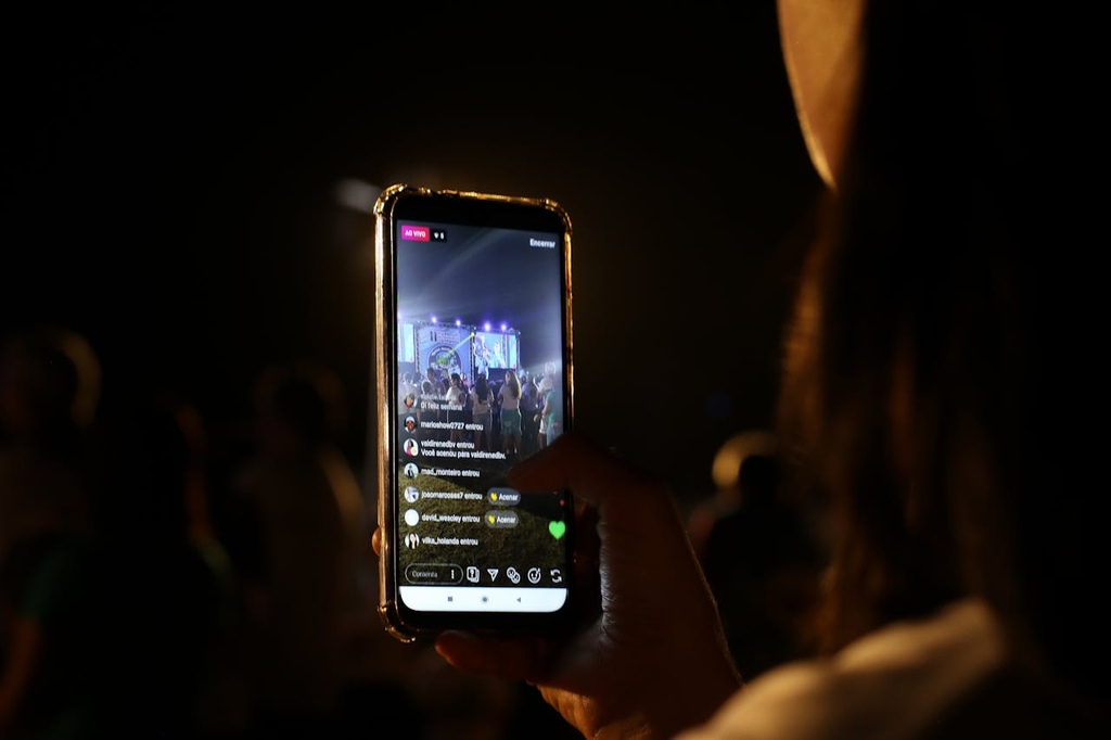 pessoa assistindo live no Instagram pelo celular