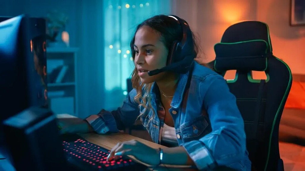 menina usando o computador com internet gamer