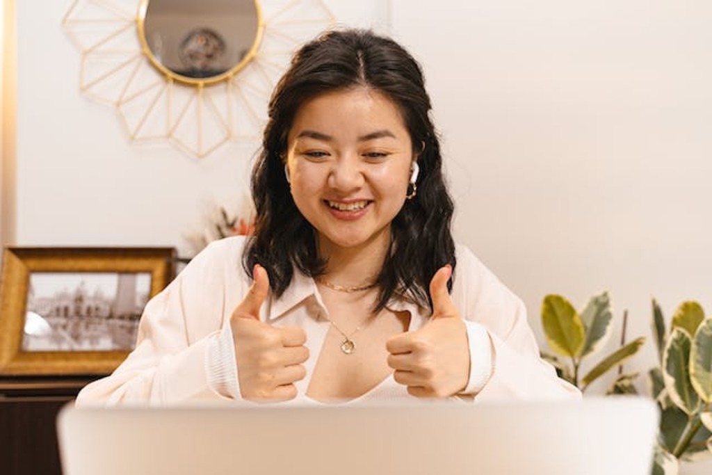mulher usando computador com a melhor internet para home office