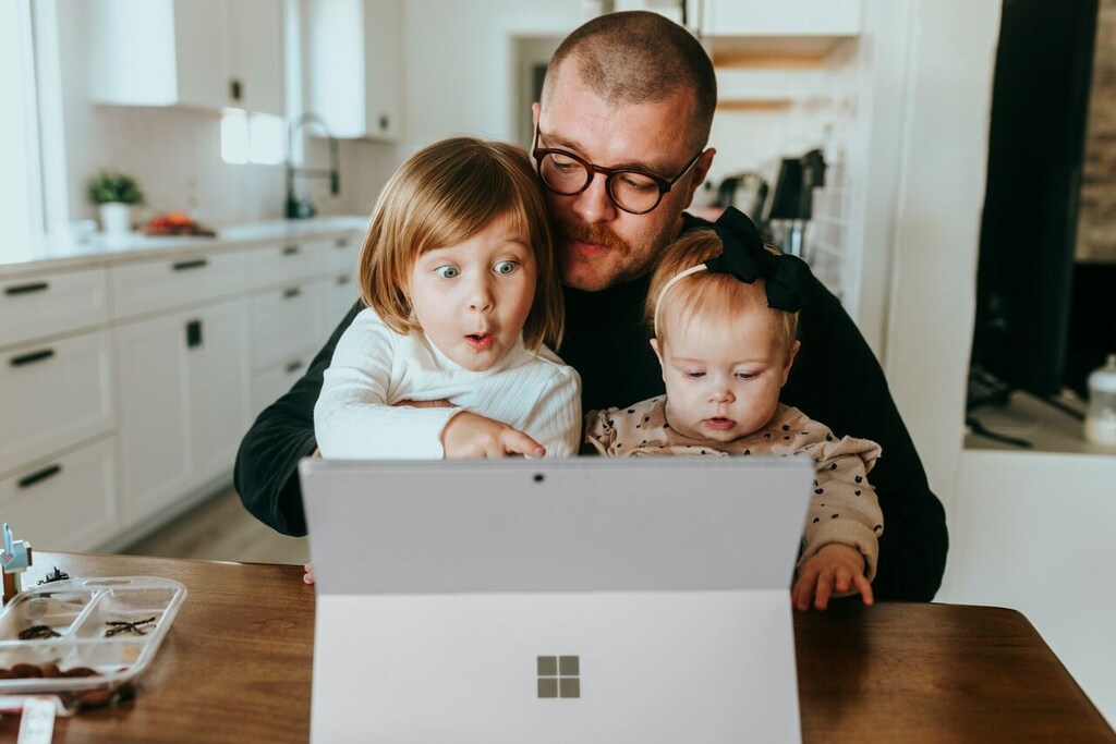 pai com os filhos assistindo Premiere online