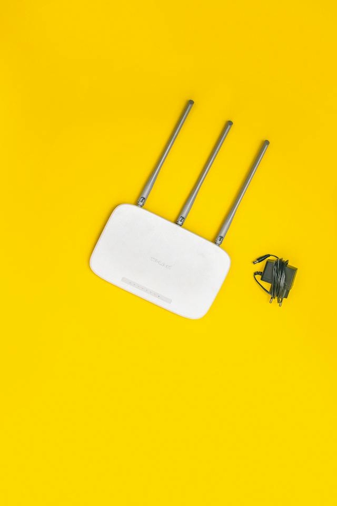 roteador em fundo amarelo, representando como melhorar o sinal do Wi-fi