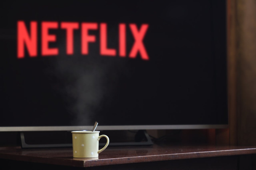 TV ligada na Netflix, representando a conexão via internet a cabo ou fibra