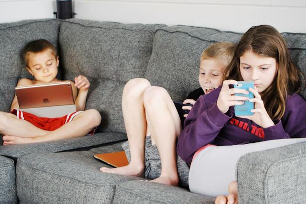 crianças usando a internet com um bom sinal de Wi-fi