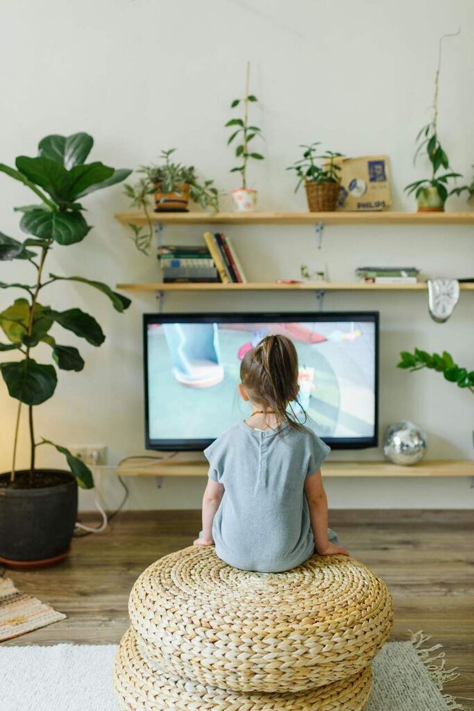 criança assistindo TV, representando como assistir TV aberta pela internet