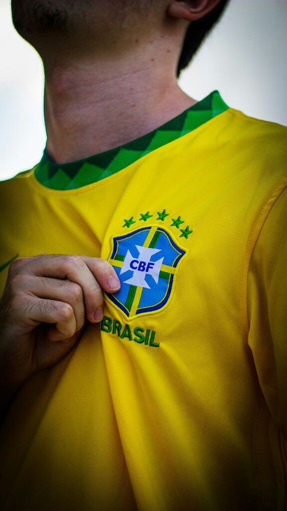 torcedor usando camisa do Brasil, representando se Premiere vale a pena