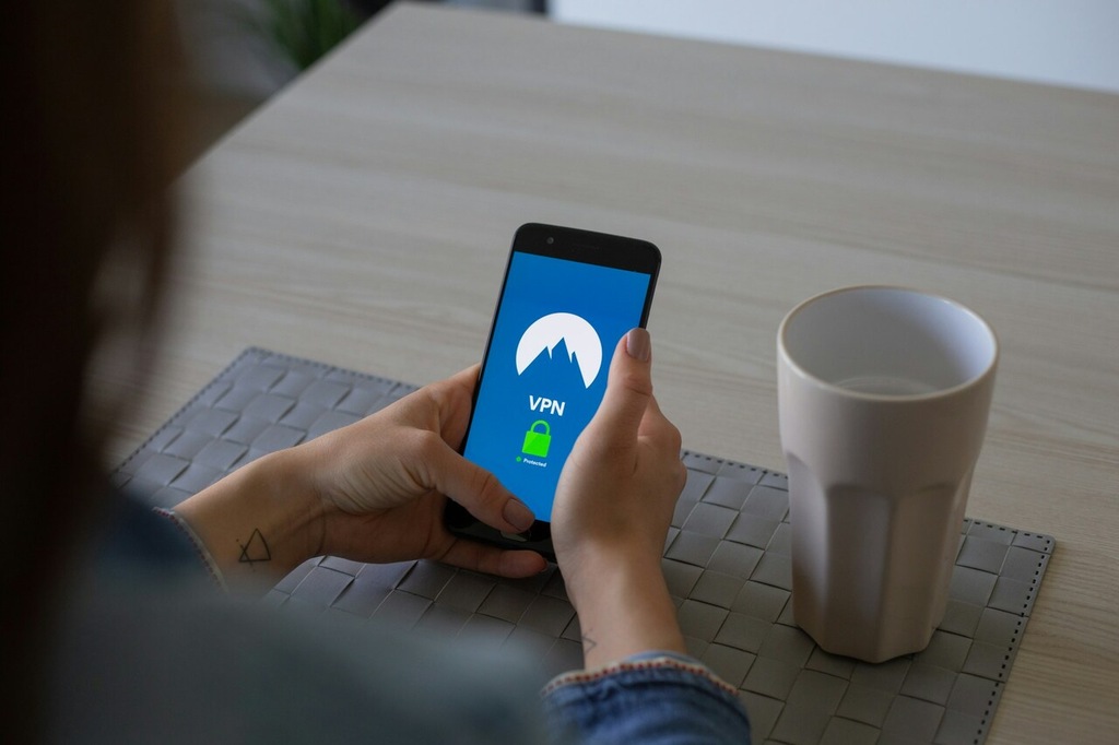pessoa usando vpn no celular para aumentar a segurança na internet