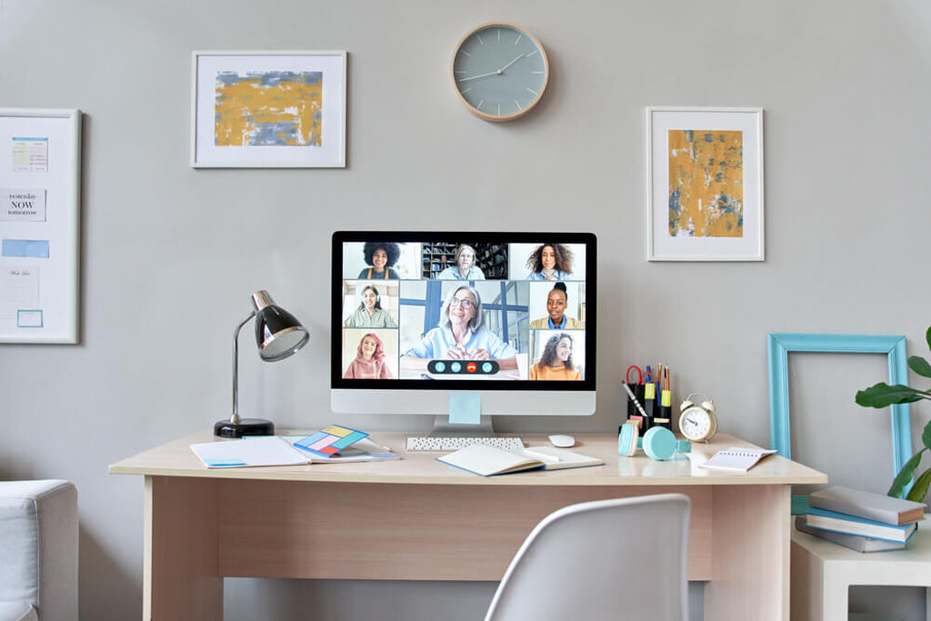 escritório com computador ligado em videochamada, representando o uso do wifi mesh