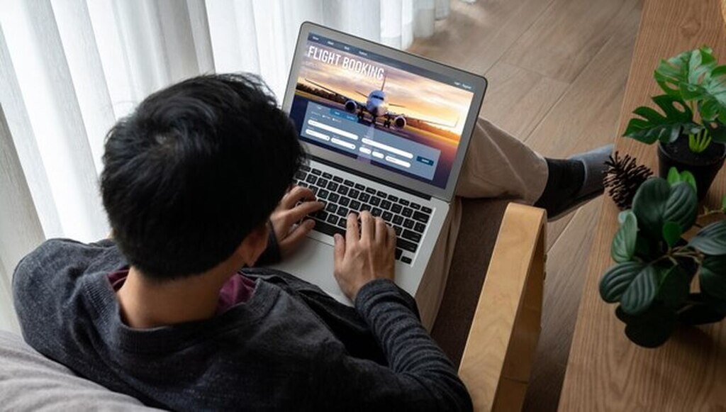 menino jogando no computador, com opções de download e upload