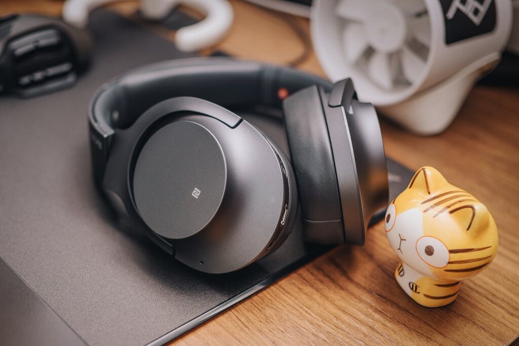 headphones usados para ouvir audiobooks no serviço Skeelo