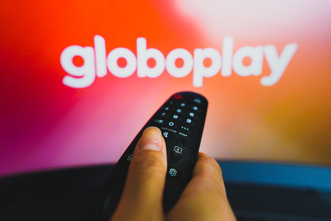 Você já abriu o aplicativo e ficou em dúvida sobre como ativar Globoplay corretamente na TV ou no celular? Apesar de parecer simples, muita gente ainda encontra dificuldades na hora de acessar o código de ativação, conectar a conta ou liberar o conteúdo contratado. Com o crescimento do consumo de streaming, também aumentou a busca por praticidade na hora de ativar aplicativos em smart TVs, tablets e computadores. Afinal, ninguém quer perder tempo tentando descobrir onde inserir código, fazer login ou sincronizar dispositivos. Continue a leitura para aprender o passo a passo completo para ativar o Globoplay em diferentes aparelhos, entender como vincular sua assinatura e descobrir como clientes da Júpiter podem contratar combos de internet com Globoplay de forma prática e econômica. O que é o Globoplay e como funciona a plataforma O Globoplay é a plataforma de streaming da Globo que reúne novelas, filmes, séries, programas de TV, canais ao vivo e eventos esportivos em um único aplicativo. Hoje, ele já faz parte da rotina de milhões de brasileiros que assistem conteúdos diretamente pelo celular, smart TV ou computador. Além das produções nacionais, o catálogo também conta com conteúdos internacionais, reality shows e transmissões esportivas importantes. Isso transformou o serviço em uma das melhores plataformas de streaming para quem busca variedade de entretenimento no dia a dia. Outro diferencial importante envolve a integração com canais ao vivo. Dependendo do plano contratado, o usuário consegue acessar conteúdos exclusivos, canais Globosat e até acompanhar eventos esportivos em tempo real diretamente pela plataforma. Com o crescimento do consumo digital, muita gente também percebeu que para assistir ao Globoplay precisa de internet estável e rápida. Afinal, transmissões em HD e 4K exigem uma conexão consistente para evitar travamentos durante filmes, novelas e jogos ao vivo. Como criar uma conta no Globoplay Antes de ativar o aplicativo em qualquer dispositivo, é necessário criar uma conta na plataforma. Esse processo é rápido e pode ser feito pelo site oficial ou diretamente no aplicativo do Globoplay. Ao acessar o serviço pela primeira vez, basta clicar em “Entrar” e depois selecionar a opção “Cadastre-se”. O usuário deverá informar nome completo, e-mail válido, senha e data de nascimento para concluir o cadastro. Quem já possui conta Globo.com pode utilizar o mesmo login em todos os serviços da empresa, incluindo Globoplay, G1 e GE. Isso facilita bastante a sincronização entre dispositivos. Depois da criação da conta, o próximo passo será escolher um plano de assinatura. Existem opções mais básicas e também versões premium com canais ao vivo, esportes e conteúdos exclusivos. Como ativar Globoplay passo-a-passo-como-ativar-globoplay.jpg A ativação do Globoplay na smart TV costuma ser a principal dúvida dos usuários. Felizmente, o processo é relativamente simples e leva poucos minutos. Primeiro, acesse a loja de aplicativos da televisão e procure por “Globoplay”. Depois de instalar o app, abra a plataforma normalmente na TV. Na tela inicial, vá até “Minha Conta” e selecione “Entrar”. Nesse momento, aparecerá um código de ativação na televisão. Agora, usando o celular ou computador, acesse o endereço ativar.globo.com. Faça login na sua conta Globo e digite o código exibido na TV. Em seguida, clique em “Ativar”. Após alguns segundos, o aplicativo será sincronizado automaticamente com sua conta e o acesso estará liberado na televisão. Quais TVs são compatíveis com o Globoplay Hoje, o Globoplay funciona na maioria das smart TVs modernas. Modelos Samsung, LG, Android TV e televisores com sistema Roku geralmente possuem compatibilidade com o aplicativo. Além disso, dispositivos como Fire TV Stick, Chromecast e Apple TV também permitem instalar e utilizar o serviço normalmente. Em televisores mais antigos, pode haver limitações relacionadas ao sistema operacional ou atualização do aparelho. Nesses casos, o uso de dispositivos externos costuma resolver o problema rapidamente. Outro ponto importante envolve a qualidade da conexão. Muitas pessoas acreditam que o aplicativo apresenta defeito quando, na verdade, a lentidão acontece por falhas na rede doméstica. Leia também: Quais são as melhores séries do Globoplay? Confira a lista atualizada Como ativar Globoplay no celular e tablet No celular ou tablet, o processo costuma ser ainda mais simples. Basta baixar o aplicativo na App Store ou Google Play e abrir normalmente após a instalação. Ao iniciar o app, selecione “Entrar” e informe os dados da sua conta Globo. Se o dispositivo já possuir login salvo em outros aplicativos da Globo, a sincronização pode acontecer automaticamente. Depois disso, o catálogo completo será liberado conforme o plano contratado. O aplicativo também permite baixar conteúdos para assistir offline em alguns planos específicos. Muitas pessoas utilizam o celular para acompanhar novelas, séries e até assistir bbb ao vivo. Isso explica por que o streaming mobile cresceu tanto nos últimos anos. Como ativar Globoplay no computador Quem prefere assistir pelo notebook ou desktop também encontra um processo bastante simples. O acesso pode ser feito diretamente pelo navegador, sem necessidade de instalar aplicativos adicionais. Basta entrar no site oficial do Globoplay e clicar em “Entrar”, localizado no canto superior direito da tela. Depois disso, informe e-mail e senha cadastrados na conta Globo. Ao concluir o login, o catálogo já ficará disponível imediatamente. Dependendo do navegador utilizado e da velocidade da conexão, o conteúdo pode ser reproduzido em Full HD ou até 4K. Essa praticidade fez muita gente substituir a TV tradicional pelo streaming no computador, principalmente em rotinas de home office e multitarefas. Como vincular o plano contratado no Globoplay Em alguns casos, o usuário já possui assinatura vinculada a operadoras de internet, combos ou parceiros comerciais. Nessa situação, é necessário associar o benefício à conta Globo corretamente. O processo normalmente acontece pelo site oficial da operadora ou pela área de assinaturas do próprio Globoplay. Após validar os dados do contrato, o acesso premium é liberado automaticamente. Clientes da Júpiter Internet podem contratar opções de plano de internet com globoplay, integrando conectividade e entretenimento em uma única assinatura. Essa combinação costuma trazer mais praticidade no dia a dia, além de condições mais vantajosas para quem já utiliza o streaming frequentemente em casa. Como melhorar a experiência para assistir Globoplay como-melhorar-globoplay.jpg A qualidade da experiência no streaming depende bastante da estabilidade da conexão. Filmes, esportes ao vivo e conteúdos em alta resolução exigem internet consistente para evitar travamentos. Quando muitas pessoas utilizam a rede ao mesmo tempo, o consumo aumenta bastante. Streaming em 4K, videogames online e chamadas de vídeo simultâneas podem impactar a qualidade da reprodução. Por isso, conexões de fibra óptica costumam oferecer desempenho mais estável para streaming, principalmente em residências com vários dispositivos conectados. Além disso, posicionar corretamente o roteador e utilizar redes 5GHz ajudam bastante na estabilidade do sinal dentro de casa. Velocidade recomendada para usar o Globoplay O Globoplay recomenda velocidades mínimas diferentes conforme a qualidade da transmissão. Para conteúdos em HD, geralmente são necessários pelo menos 5 Mbps estáveis por dispositivo conectado. Já as transmissões em Full HD podem exigir velocidades acima de 10 Mbps. Para conteúdos em 4K, a recomendação costuma ficar próxima de 25 Mbps por aparelho. Isso significa que casas com múltiplas TVs conectadas simultaneamente precisam de planos mais robustos para manter a estabilidade durante o uso intenso. Quem gosta de assistir os jogos da libertadores ao vivo, por exemplo, percebe rapidamente como a estabilidade faz diferença em transmissões esportivas em tempo real. Globoplay vale a pena para quem gosta de streaming? A resposta depende bastante do perfil de consumo do usuário. Para quem acompanha novelas, programas nacionais, reality shows e esportes ao vivo, o catálogo tende a ser bastante atrativo. O serviço também se destaca pela quantidade de produções brasileiras exclusivas. Séries nacionais, documentários e novelas clássicas ajudam a diferenciar a plataforma em relação a outros streamings internacionais. Outro ponto positivo envolve a integração com canais ao vivo e eventos esportivos. Muitos usuários utilizam o Globoplay justamente para centralizar entretenimento em um único aplicativo. Por isso, muita gente considera que globoplay vale a pena principalmente quando o serviço já está integrado ao plano de internet residencial. Saiba mais: Descubra qual o streaming mais barato e acabe com o suspense na conta do final do mês Principais erros na ativação do Globoplay Alguns erros aparecem com frequência durante a ativação da plataforma. O mais comum envolve digitar o código incorretamente no site ativar.globo.com. Também é relativamente comum tentar utilizar uma conta Globo diferente da assinatura contratada. Isso impede o reconhecimento automático do plano premium. Problemas de conexão também podem atrapalhar a sincronização da smart TV. Em muitos casos, reiniciar o aplicativo ou atualizar o sistema operacional da televisão resolve rapidamente. Além disso, dispositivos antigos podem apresentar incompatibilidade parcial com versões mais recentes do aplicativo. Manter apps e sistemas atualizados ajuda bastante na estabilidade do serviço. Como a internet influencia na qualidade do streaming A qualidade do streaming depende diretamente da conexão utilizada. Mesmo plataformas bem otimizadas sofrem quando a internet apresenta oscilações frequentes. Filmes em alta resolução exigem transmissão constante de dados. Qualquer instabilidade pode gerar travamentos, redução automática da qualidade ou atraso na reprodução. Isso se torna ainda mais perceptível em eventos ao vivo, como esportes, realities e estreias simultâneas. Nessas situações, conexões rápidas e estáveis fazem bastante diferença. A Júpiter Internet oferece planos de fibra óptica preparados para streaming, permitindo assistir Globoplay, filmes, séries e canais ao vivo com mais estabilidade e qualidade. Veja também: Melhores séries nacionais Globoplay em 2026: veja o que maratonar agora! Como contratar internet com Globoplay na Júpiter Hoje, muitas pessoas procuram praticidade na hora de contratar internet e entretenimento juntos. Pensando nisso, a Júpiter disponibiliza opções de combos com streaming integrado. Isso significa que o cliente consegue contratar internet fibra e adicionar Globoplay ou Globoplay Premium diretamente no pacote, facilitando pagamento e ativação. Além da conveniência, essa integração costuma oferecer melhor custo-benefício para quem já utiliza o streaming frequentemente na rotina. Outro diferencial importante envolve a estabilidade da conexão. Streaming em alta resolução funciona muito melhor quando há velocidade consistente e baixa oscilação de rede. Conclusão Aprender como ativar Globoplay corretamente facilita bastante a experiência de quem quer assistir séries, novelas, filmes e esportes sem complicação. Como vimos ao longo deste guia, o processo pode ser feito rapidamente em smart TVs, celulares, computadores e tablets. Também ficou claro que a qualidade da conexão influencia diretamente na experiência do streaming. Afinal, transmissões ao vivo, conteúdos em HD e 4K exigem estabilidade para funcionar sem travamentos. Clientes da Júpiter Internet ainda contam com a praticidade de contratar combos com Globoplay e Globoplay Premium junto ao plano de internet, unindo entretenimento e conectividade em uma única solução. Conheça os planos da Júpiter e aproveite o streaming com mais velocidade, estabilidade e praticidade no dia a dia.