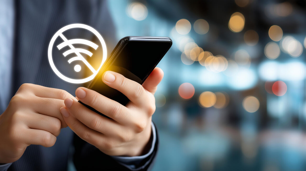 Celular com s&iacute;mbolo de Wi-Fi representando controle da internet e do roteador pelo smartphone