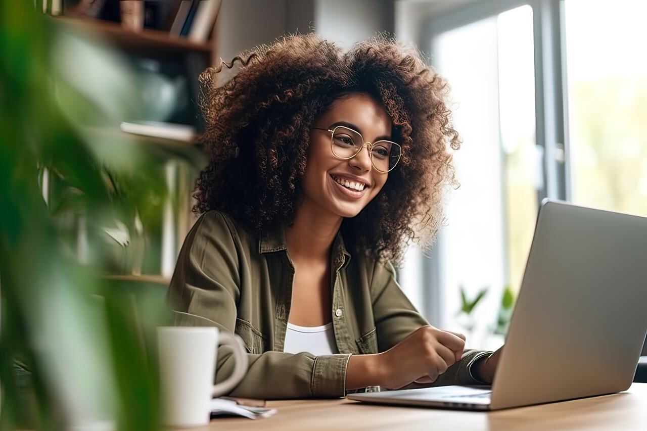Pessoa utilizando internet em notebook para avaliar quantos Mbps uma casa precisa para navegar com qualidade