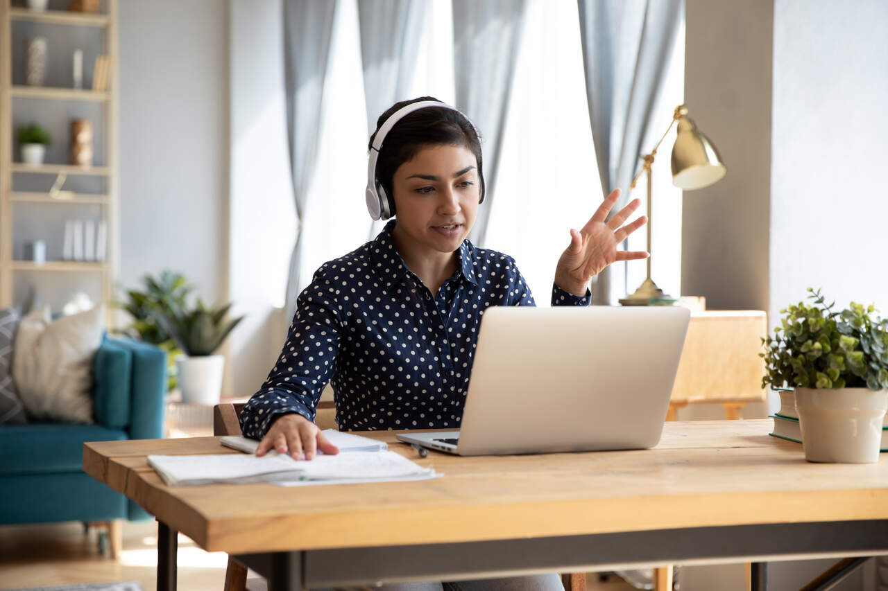 mulher em home office participando de videochamada com notebook e conex&atilde;o de internet